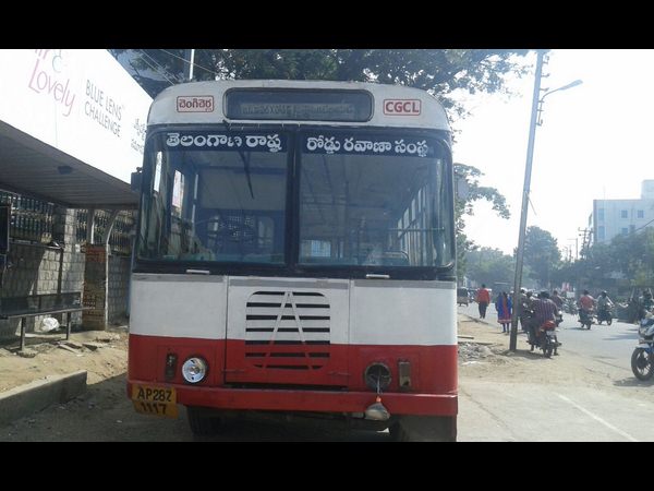 ప్రమాదం - ఢీకొట్టిన బస్సు ప్రమాదం - ఢీకొట్టిన బస్సు