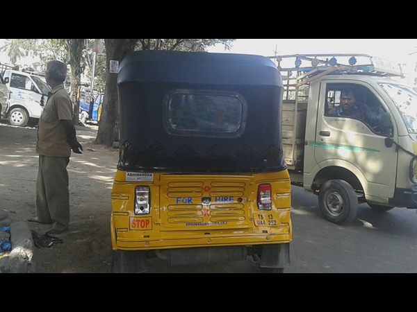 ప్రమాదం - స్కూటీ కంటే బస్సు ఢీకొట్టిన ఆటో ప్రమాదం - స్కూటీ కంటే బస్సు ఢీకొట్టిన ఆటో