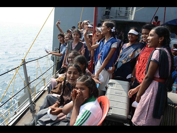 డే ఎట్ సీ: యుద్ధనౌకల విన్యాసాలు