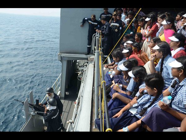 డే ఎట్ సీ: యుద్ధనౌకల విన్యాసాలు