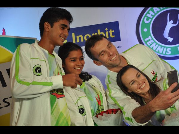 సెల్ఫీలు: 'హైదరాబాదీల ప్రేమకు తాను ముగ్ధురాలయ్యా' సెల్ఫీలు: 'హైదరాబాదీల ప్రేమకు తాను ముగ్ధురాలయ్యా'