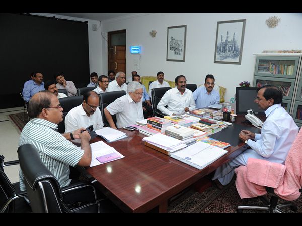 బెంగుళూరు పుల్, అందుకే హైదరాబాద్‌కు ఐటీ కంపెనీలు: కేసీఆర్ 