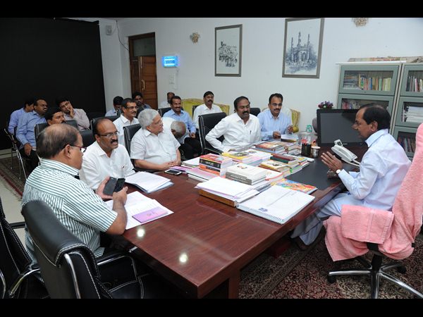 బెంగుళూరు పుల్, అందుకే హైదరాబాద్‌కు ఐటీ కంపెనీలు: కేసీఆర్ 