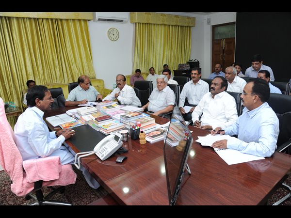 బెంగుళూరు పుల్, అందుకే హైదరాబాద్‌కు ఐటీ కంపెనీలు: కేసీఆర్ 