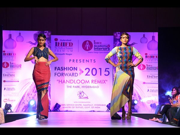 ర్యాంప్‌పై వేడిపుట్టించిన అందగత్తెలు