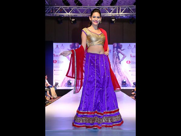 ర్యాంప్‌పై వేడిపుట్టించిన అందగత్తెలు