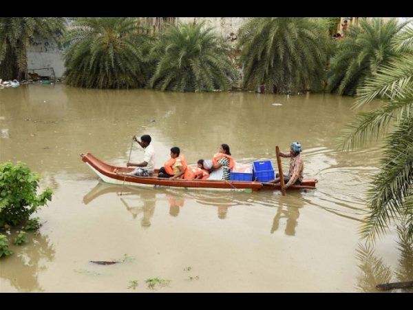 తెగిపడిన విద్యుత్ స్థంభాలు, వైర్లు