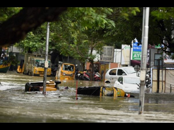 సగమే కనిపిస్తున్న మిద్దెలు