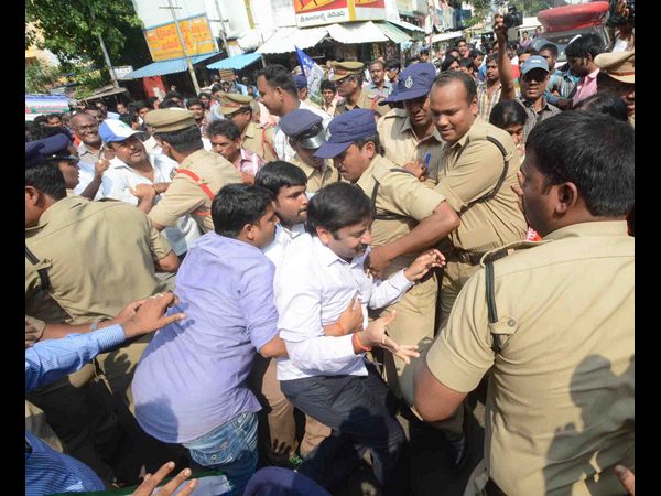 ధర్నా, అరెస్టులు