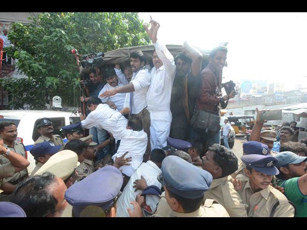 ధర్నా, అరెస్టులు