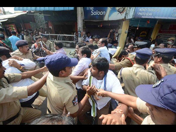 ధర్నా, అరెస్టులు