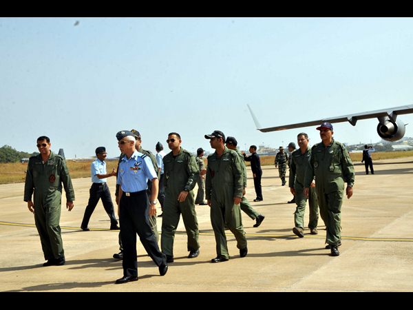 చెన్నై అతలాకుతలం - సురక్షిత ప్రాంతాలకు తరలింపు