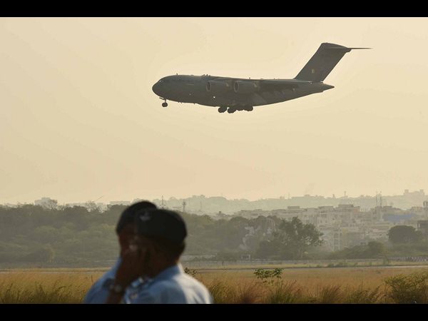 చెన్నై అతలాకుతలం - సురక్షిత ప్రాంతాలకు తరలింపు