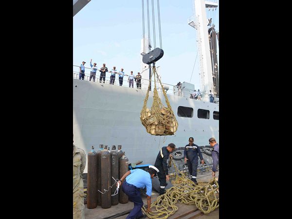 వరద సాయం కోసం షిప్పులు