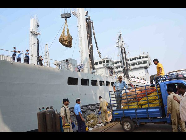 వరద సాయం కోసం షిప్పులు