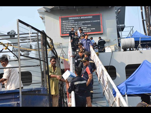 వరద సాయం కోసం షిప్పులు