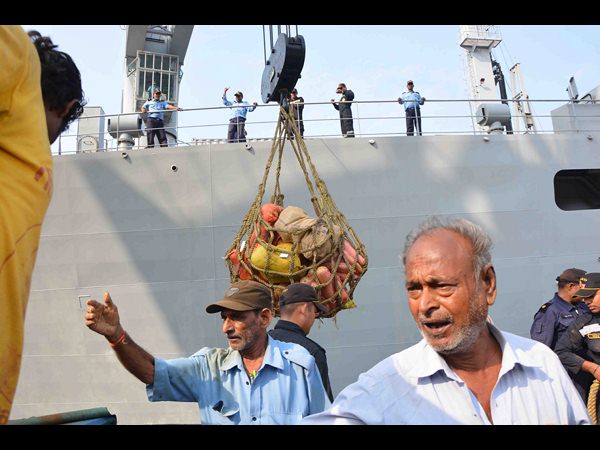 వరద సాయం కోసం షిప్పులు