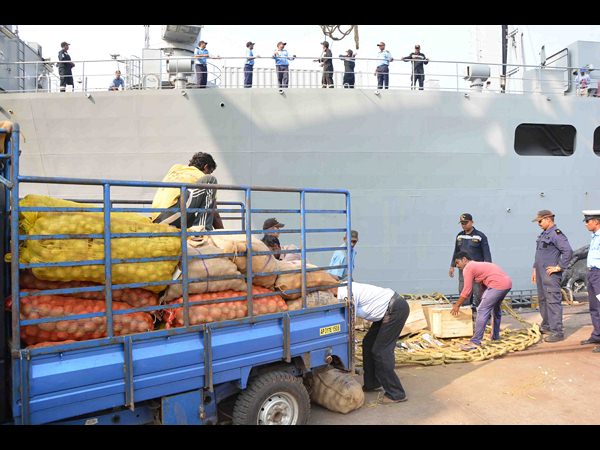 వరద సాయం కోసం షిప్పులు