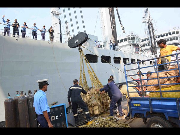 వరద సాయం కోసం షిప్పులు