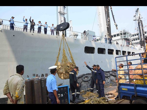 వరద సాయం కోసం షిప్పులు