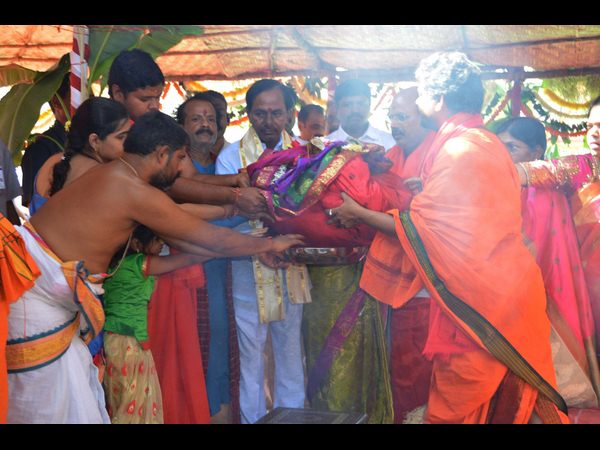 యాగం విశేషాలు అడిగారు...