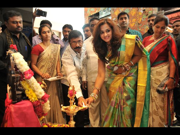  అందాల రాక్షసిలాగా సినీ నటి నందిత