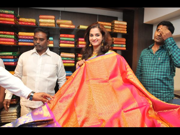  అందాల రాక్షసిలాగా సినీ నటి నందిత