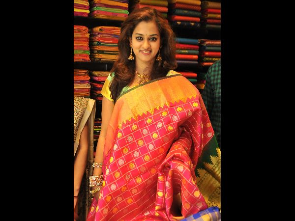  అందాల రాక్షసిలాగా సినీ నటి నందిత