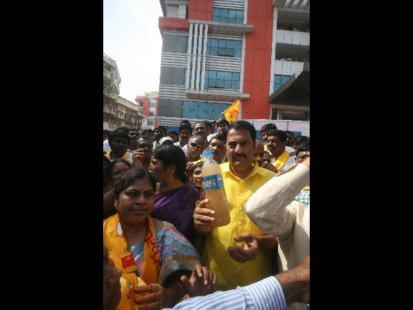  జలమండలి ఎదుట టీడీపీ ధర్నా