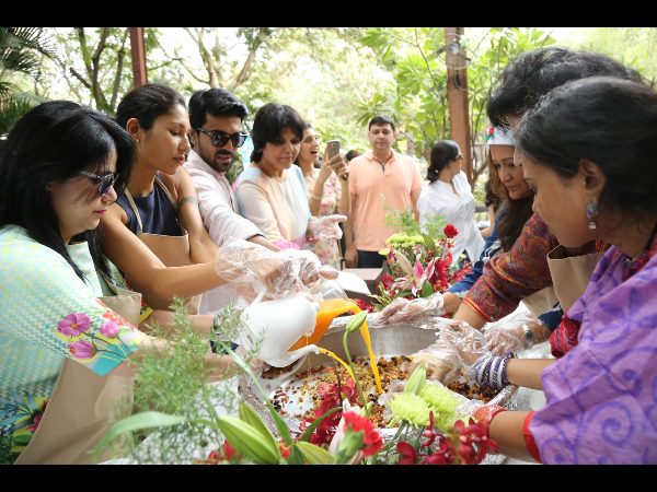 కేక్ మిక్సింగ్: సందడి చేసిన రామ్ చరణ్