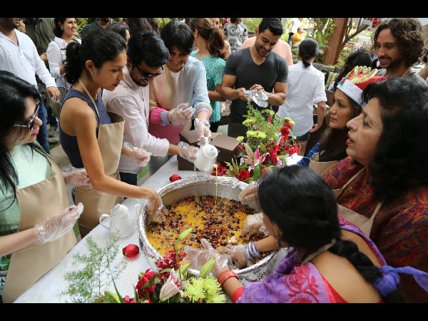  కేక్ మిక్సింగ్: సందడి చేసిన రామ్ చరణ్