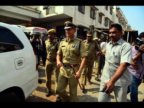  బెజవాడ కల్తీ మద్యం: అడిగితే దౌర్జన్యం, చంద్రబాబు పరామర్శ