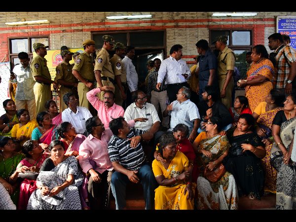 బెజవాడ కల్తీ మద్యం: అడిగితే దౌర్జన్యం, చంద్రబాబు పరామర్శ
