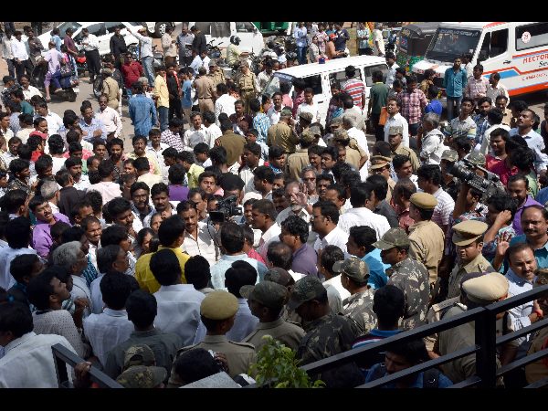 బెజవాడ కల్తీ మద్యం: అడిగితే దౌర్జన్యం, చంద్రబాబు పరామర్శ