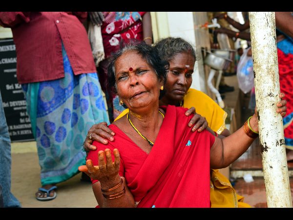  బెజవాడ కల్తీ మద్యం: అడిగితే దౌర్జన్యం, చంద్రబాబు పరామర్శ