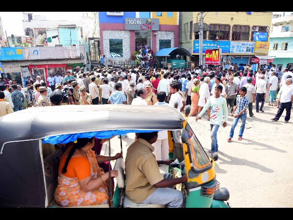  బెజవాడ కల్తీ మద్యం: అడిగితే దౌర్జన్యం, చంద్రబాబు పరామర్శ