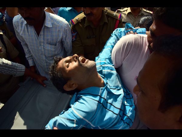  బెజవాడ కల్తీ మద్యం: అడిగితే దౌర్జన్యం, చంద్రబాబు పరామర్శ