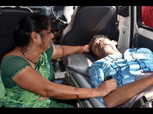  బెజవాడ కల్తీ మద్యం: అడిగితే దౌర్జన్యం, చంద్రబాబు పరామర్శ