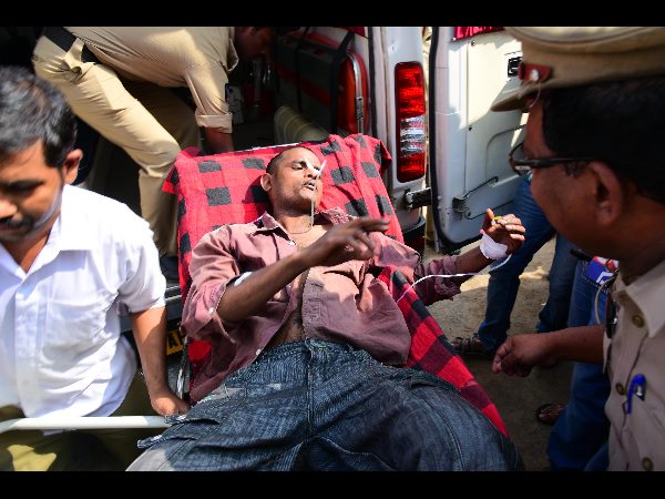  బెజవాడ కల్తీ మద్యం: అడిగితే దౌర్జన్యం, చంద్రబాబు పరామర్శ