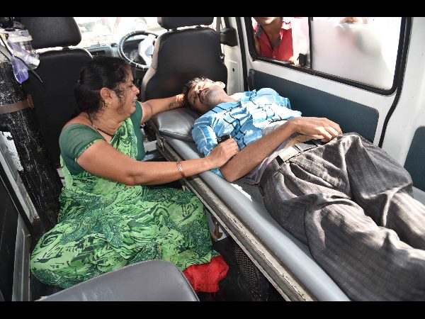 బెజవాడ కల్తీ మద్యం: అడిగితే దౌర్జన్యం, చంద్రబాబు పరామర్శ