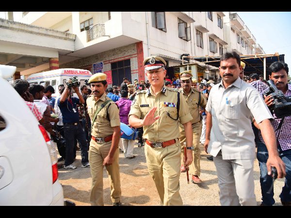 బెజవాడ కల్తీ మద్యం: అడిగితే దౌర్జన్యం, చంద్రబాబు పరామర్శ