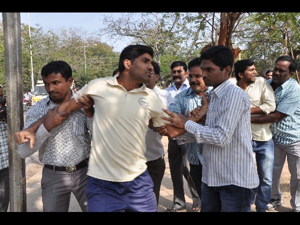 ఉద్రిక్తతకు దారితీసిన బీఫ్ ఫెస్ట్ రన్