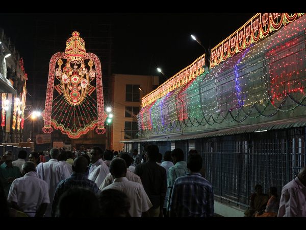 విద్యుత్ కాంతులు