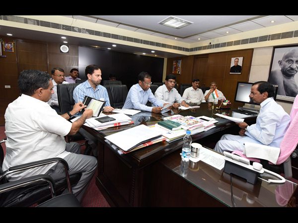 ఘనంగా క్రిస్మస్: దుస్తుల పంపిణీ, నిజాం కాలేజీలో విందు