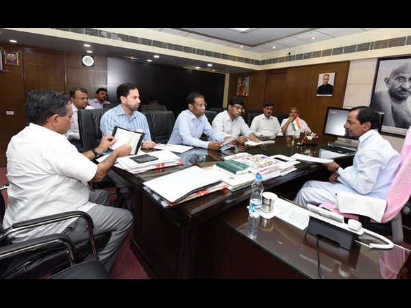 ఘనంగా క్రిస్మస్: దుస్తుల పంపిణీ, నిజాం కాలేజీలో విందు