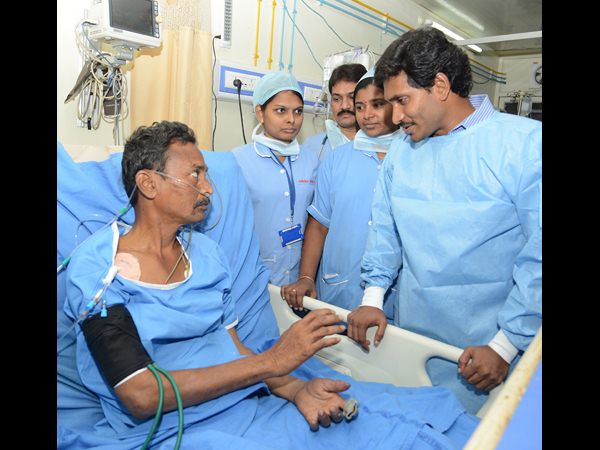 అన్నా... మళ్లీ మద్యం తాగకు!: కల్తీ మద్యం బాధితులను కోరిన జగన్ 