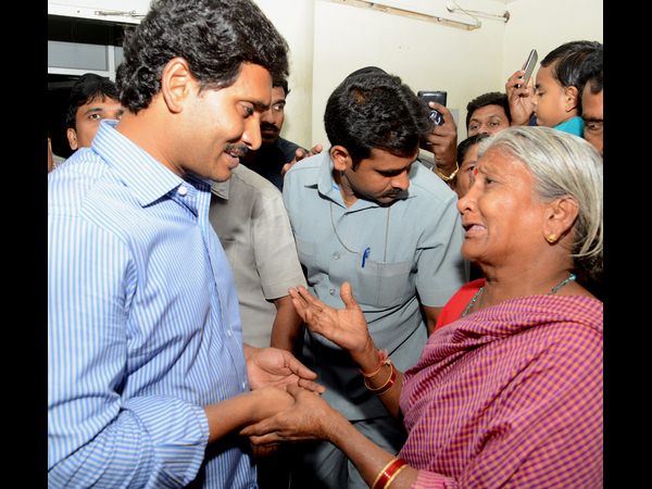 అన్నా... మళ్లీ మద్యం తాగకు!: కల్తీ మద్యం బాధితులను కోరిన జగన్ 