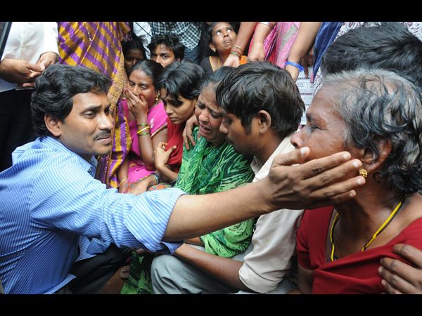 అన్నా... మళ్లీ మద్యం తాగకు!: కల్తీ మద్యం బాధితులను కోరిన జగన్ 