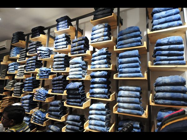 స్పైకార్‌లో తమన్నా, రాశీ ఖన్నా సందడి