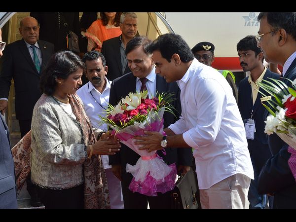 మారిషస్ అధ్యక్షురాలికి కెటిఆర్ స్వాగతం మారిషస్ అధ్యక్షురాలికి కెటిఆర్ స్వాగతం